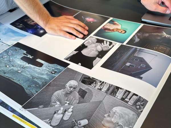 Blændende fotografi på en brændende platform