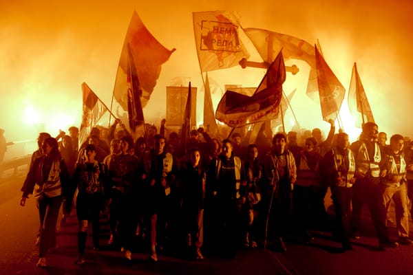 Sommerlejr i krig, protester i Serbien og Maputo Diary endelig ude i bogform